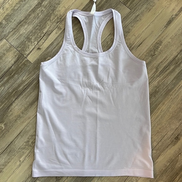 Excellent used condition swiftly tech Razorback tank from lululemon. - Picture 1 of 4